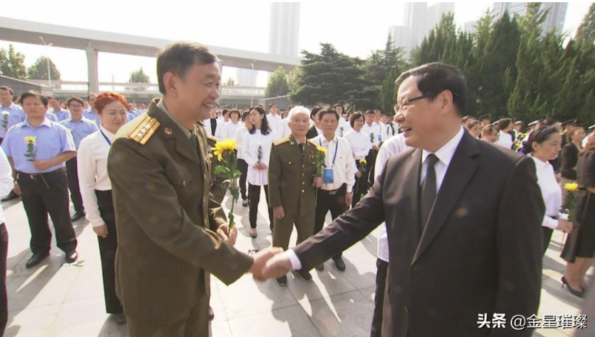 今日头条丨战友集团杨建桥参加省市烈士纪念日，向烈士进献花篮 