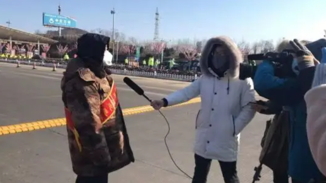 人报融媒丨感人：高危疫情下，大连退役老兵仍逆行