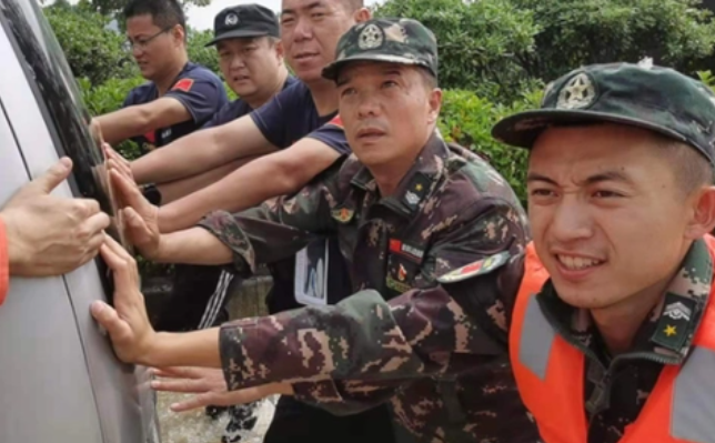 新华社丨湖北战友集团&ldquo;张富清老兵志愿服务队&rdquo;挺近河南马寨镇全力帮助灾后重建