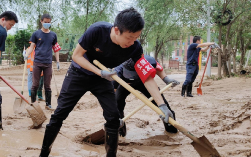 湖北省关爱退役军人协会：战友集团率张富清老兵志愿服务队驰援河南唱响灾后重建之歌